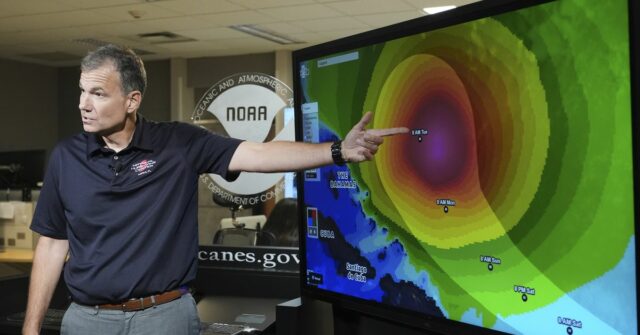 Jamie Rhome, vice -diretora do National Hurricane Center, atualiza o clima tropical Erin para o National Hurricane Center, quinta -feira, 14 de agosto de 2025 em Miami. (ABR Photo / Lynne Sladky)