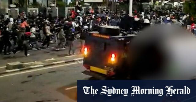 As pessoas se dispersam em Jacarta na sexta -feira, quando a polícia é um gás lacrimogêneo durante um protesto pela morte de um homem atingido por um veículo da polícia. 
