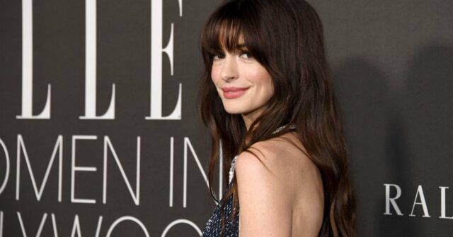 As botas de pele de cobra de Anne Hathaway nos deixam tão empolgadas com o outono, e esse torque de US $ 62 é quase idêntico

