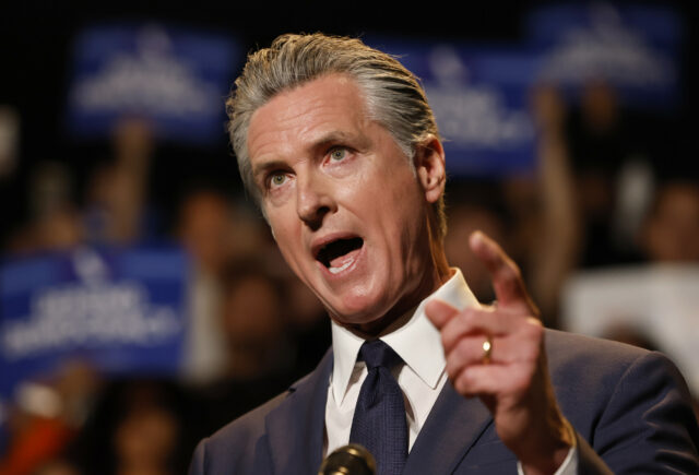 As chances de Gavin Newsom e Pete Buttigieg de vencer JD Vance até 2028: uma enquete



