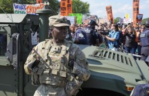 As cidades se movem para enviar cem membros nacionais de gaiola em Washington Os policiais de Washington Metropolita e os soldados da polícia militar da Região Columbia National Guardian Watch para ativistas protestam contra a aquisição federal do policiamento do policiamento do presidente do presidente Donald Trump.