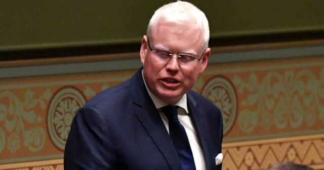 O deputado NSW Oblass, Gareth Domingo, fora do julgamento.