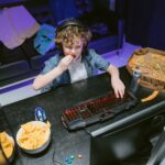 garoto comendo batatas fritas