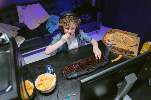 garoto comendo batatas fritas