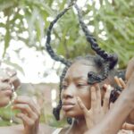 As críticas sociais de abrasos encontram narrativas experimentais e místicas, como acessórios africanos nas portas abertas de Locarno