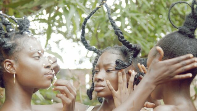 As críticas sociais de abrasos encontram narrativas experimentais e místicas, como acessórios africanos nas portas abertas de Locarno

