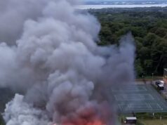 As equipes lutam para apagar o incêndio em uma mansão listada no grau. Um grande incêndio envolveu o Woolton Hall listado em grau I em Merseyside, pois os moradores locais começaram a lamentar o incêndio como um 'fim trágico' ao marco histórico