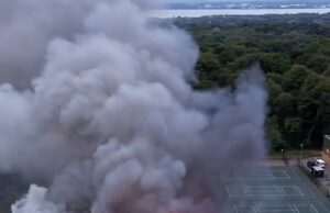 As equipes lutam para apagar o incêndio em uma mansão listada no grau. Um grande incêndio envolveu o Woolton Hall listado em grau I em Merseyside, pois os moradores locais começaram a lamentar o incêndio como um 'fim trágico' ao marco histórico