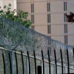 As famílias dos EUA devem os custos anuais de quase US $ 350 bilhões associados à detenção