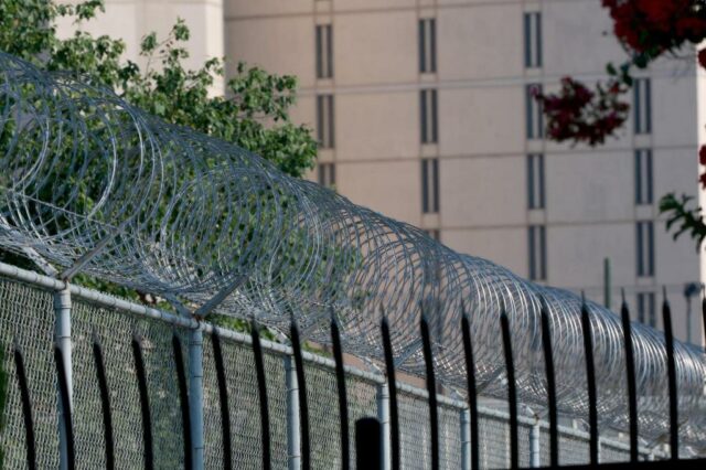 As famílias dos EUA devem os custos anuais de quase US $ 350 bilhões associados à detenção

