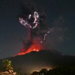 As fotos impressionantes capturam o momento um dos vulcões mais ativos da Indonésia explodos
