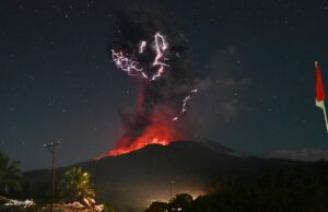 As fotos impressionantes capturam o momento um dos vulcões mais ativos da Indonésia explodos As fotos impressionantes capturam o momento um dos vulcões mais ativos da Indonésia explodos