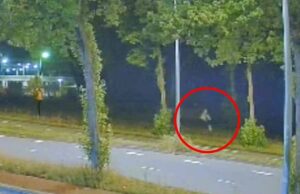 As imagens de CCTV mostram um criminoso sexual na Holanda que está armado e perigoso. Ele esfaqueou uma menina de 17 anos até a morte, apenas alguns dias depois de agredir uma mulher. O suspeito assassino de Lisa, de 17 anos, pego no CCTV em Duivendrecht