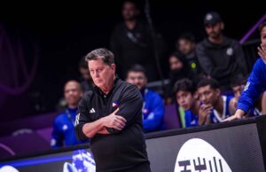 As mãos de Tim Cone estavam conectadas com o conflito do calendário PBA e Gilas Tim Cone, treinador de Gilas Pilipinas
