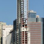 Oficialmente apelidado de 'The Leaning Tower of Fidi', um arranha-céu catastrófico perto de Wall Street, atormentou o lucrativo mercado imobiliário do centro de Manhattan