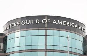 Equipe da WGA entra em greve semanas antes das negociações do AMPTP As prioridades contratuais da WGA começam a tomar forma à medida que as negociações de 2026 avançam