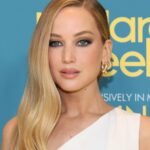 As sandálias de ardósia favoritas de Jennifer Lawrence custam US $ 865, o chique de US $ 22
