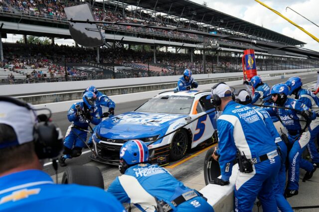 As várias corridas do correspondente da NASCAR, Kyle Larson, depois de Stewart Friesen ferir um debate de segurança produtivo de defesa

