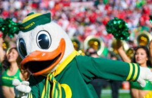 Assista: Oregon Duck perde a cabeça no outono antes da abertura da temporada Assista: Oregon Duck perde a cabeça no outono antes da abertura da temporada