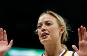 Assista: Sophie Cunningham Fever aparentemente atingiu o brinquedo sexual voador durante o jogo Assista: Sophie Cunningham Fever aparentemente atingiu o brinquedo sexual voador durante o jogo