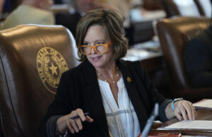 Assista a essa democracia do Texas aplaude de volta aos assentos da trama do Partido Republicano Mulher tem um sinal de que apressou outros na colisão para morrer contra a audiência de redistritamento para o Texas Capitol, quinta -feira, 24, 2025, em Austin, Texas. (AP Photo / Eric Gay)