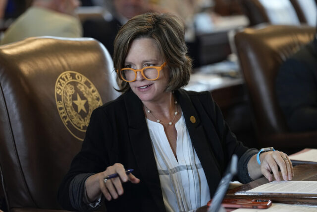 Mulher tem um sinal de que apressou outros na colisão para morrer contra a audiência de redistritamento para o Texas Capitol, quinta -feira, 24, 2025, em Austin, Texas. (AP Photo / Eric Gay)
