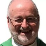 O padre John Murray foi atacado hoje na igreja de St. Patrick em Downpatrick, na Irlanda do Norte, hoje e está em um