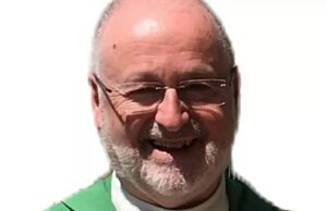 “Ataque de garrafa brutal” a padre na igreja antes da feira “pode estar ligada ao assassinato a menos de três quilômetros de distância”, diz a polícia O padre John Murray foi atacado hoje na igreja de St. Patrick em Downpatrick, na Irlanda do Norte, hoje e está em um