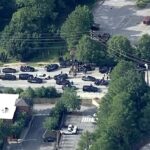 Os alunos de Emory, na Geórgia, foram instruídos a correr, esconder ou lutar após o tiroteio ativo (foto: uma vista aérea da presença policial maciça perto da faculdade)