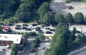 Atirador ativo na solta no Emory College em Atlanta Os alunos de Emory, na Geórgia, foram instruídos a correr, esconder ou lutar após o tiroteio ativo (foto: uma vista aérea da presença policial maciça perto da faculdade)