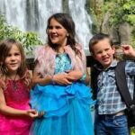 Ember, Jayda e Maverick Phillips passaram os últimos quatro anos no deserto com seu pai fugitivo