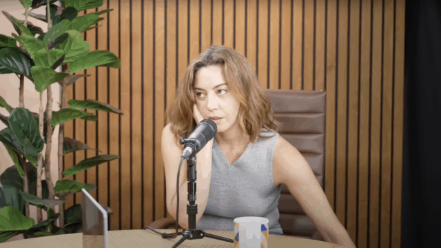 Aubrey Plaza fala sobre sua dor no podcast de Amy Poehler



