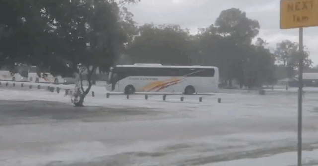 Ave Storms desencadeia a neve como condições em Queensland

