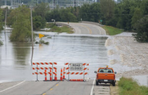 Aviso de inundação foi emitido quando as profundezas do rio atingem 90 pés Aviso de inundação foi emitido quando as profundezas do rio atingem 90 pés