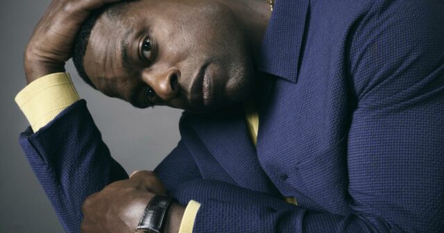 Ayahuasca. Futebol americano. Deus. Sterling K. Brown tem uma versão de quase tudo

