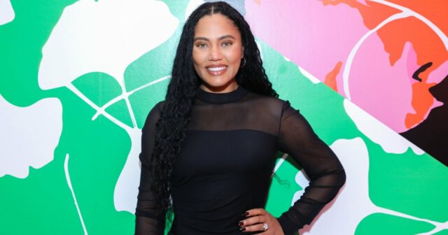 Ayesha Curry jura este óleo capilar de US $ 30 devido a hidratação e brilho em um "dia a dia"

