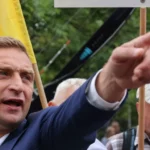 Bąkiewicz chamou a acusação. Está enfrentando um ano de prisão para oficiais ofensivos