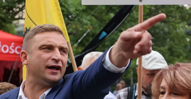 Bąkiewicz chamou a acusação. Está enfrentando um ano de prisão para oficiais ofensivos

