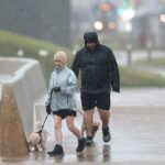 Um par de perdendo o tempo no Promenade de Blackpool nesta manhã, quando Storm Floris começa a atingir partes do Reino Unido