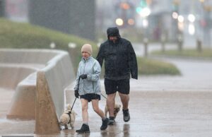Batten Down nas lacunas: Storm Floris cresce contra o Reino Unido com o caos de viagem esperado no meio de 90 km / h de ventos e encontrou um aviso de âmbar no escritório – quando especialistas ordenam que as pessoas “mantenham suas portas fechadas” Um par de perdendo o tempo no Promenade de Blackpool nesta manhã, quando Storm Floris começa a atingir partes do Reino Unido
