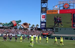 Bay FC cria história com o “The Show” em Oracle Park, trazendo um público recorde para São Francisco O Bay FC assume o Spirit Washington durante a primeira metade de um jogo da NWSL no Oracle Park em San Francisco, Califórnia, no sábado, 23 de agosto de 2025. (Ray Chavez/Bay Area News Group)