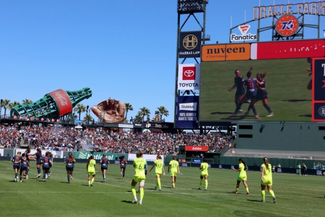 O Bay FC assume o Spirit Washington durante a primeira metade de um jogo da NWSL no Oracle Park em San Francisco, Califórnia, no sábado, 23 de agosto de 2025. (Ray Chavez/Bay Area News Group)