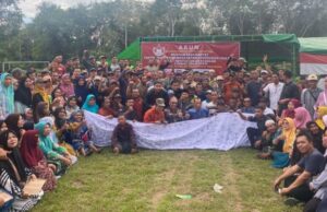 Bayur Bay e pessoas vizinhas assinam o tecido branco como uma declaração de luta agrária Bayur Bay e pessoas vizinhas assinam o tecido branco como uma declaração de luta agrária