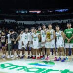 St. Benilde Blazers após o torneio de basquete masculino da temporada 100 da NCAA.