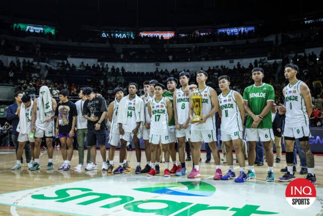  St. Benilde Blazers após o torneio de basquete masculino da temporada 100 da NCAA. 