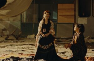 Crítica de ‘Nina Roza’: uma reflexão assustadoramente duplicada, intrincadamente espelhada e profundamente comovente sobre a identidade do imigrante Best Foreiga Forever Board 'Nina Raza', Celas Research de Geneviève Dulude da arte contemporânea (exclusiva)