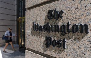 FBI dá o último prego no caixão da liberdade de expressão O fundador da Amazon, Jeff Bezos, à esquerda e Kash Patel, diretor do FBI Ploymee, veja a inauguração presidencial da 60ª inauguração em rodada sobre o Capitólio dos EUA em Washington, segunda -feira, 20 de janeiro de 2025 por AP)