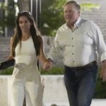 Jordon Hudson e Bill Belichick na UNC Backgrid