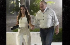 Bill Belichick e Jordon Hudson dão as mãos na noite em Chapel Hill Jordon Hudson e Bill Belichick na UNC Backgrid