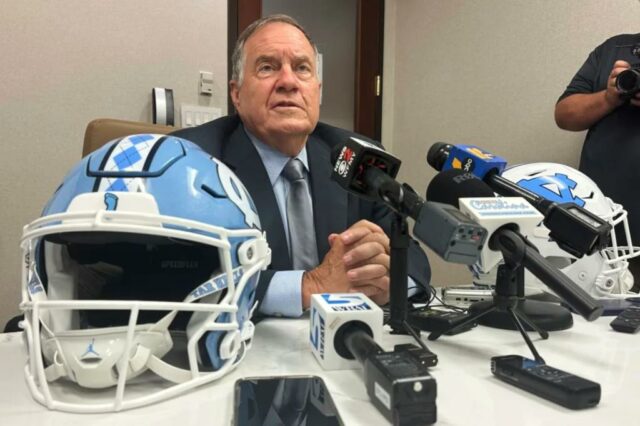     O técnico da Carolina do Norte, Bill Belichick